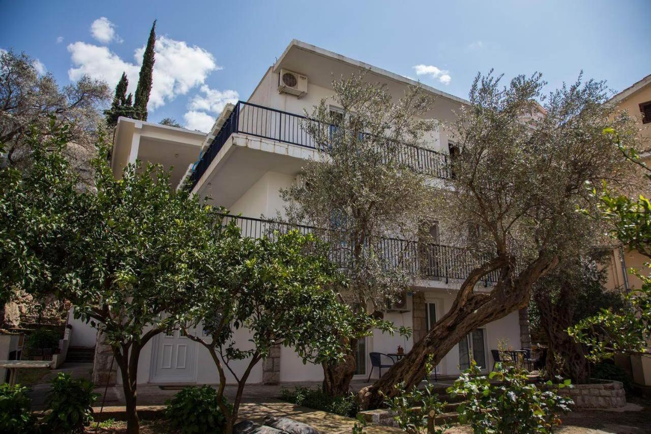 Hana Accommodation Свети Стефан Екстериор снимка